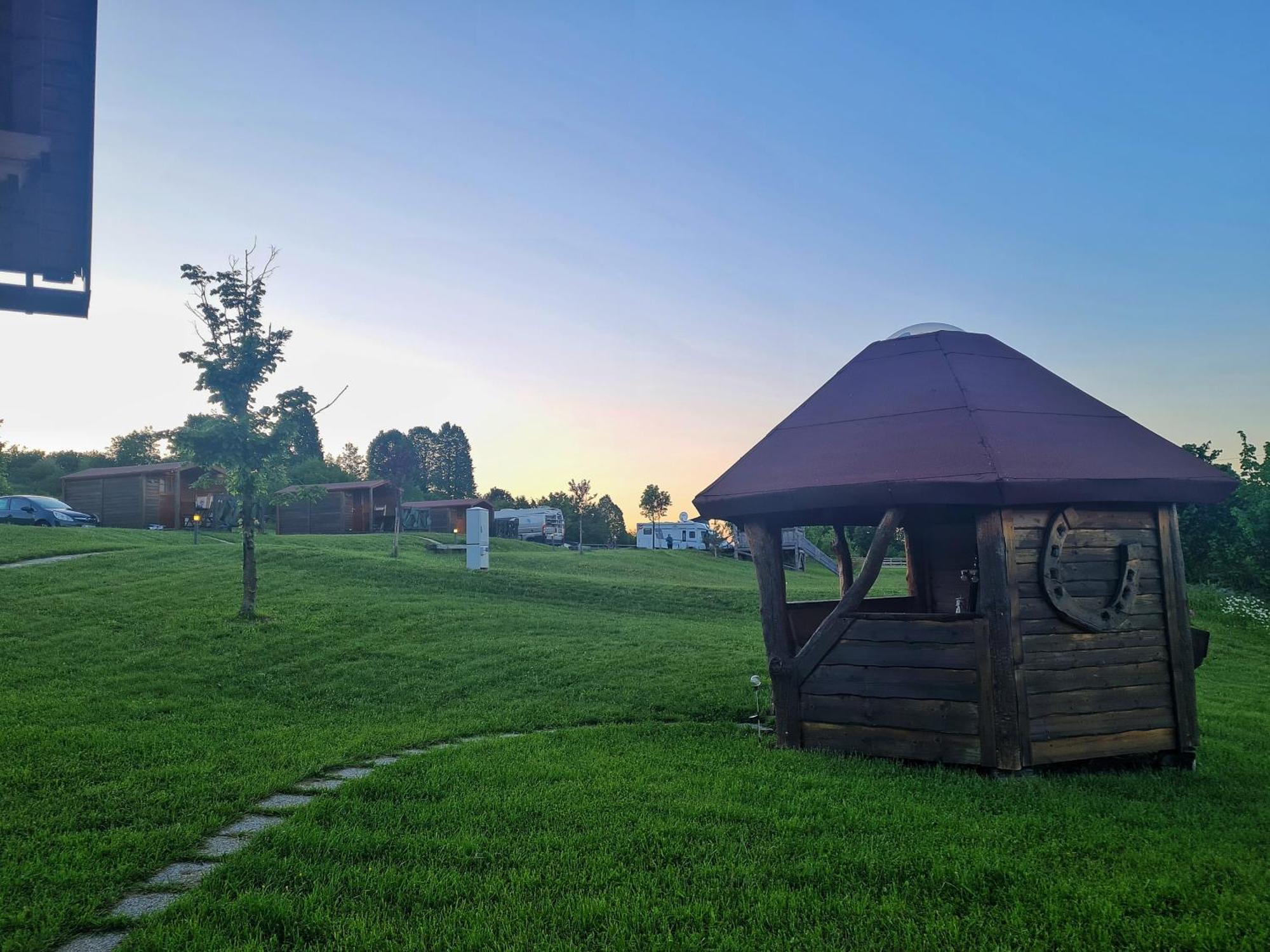 Camp The Sunrise Hill Hotell Pivka Eksteriør bilde