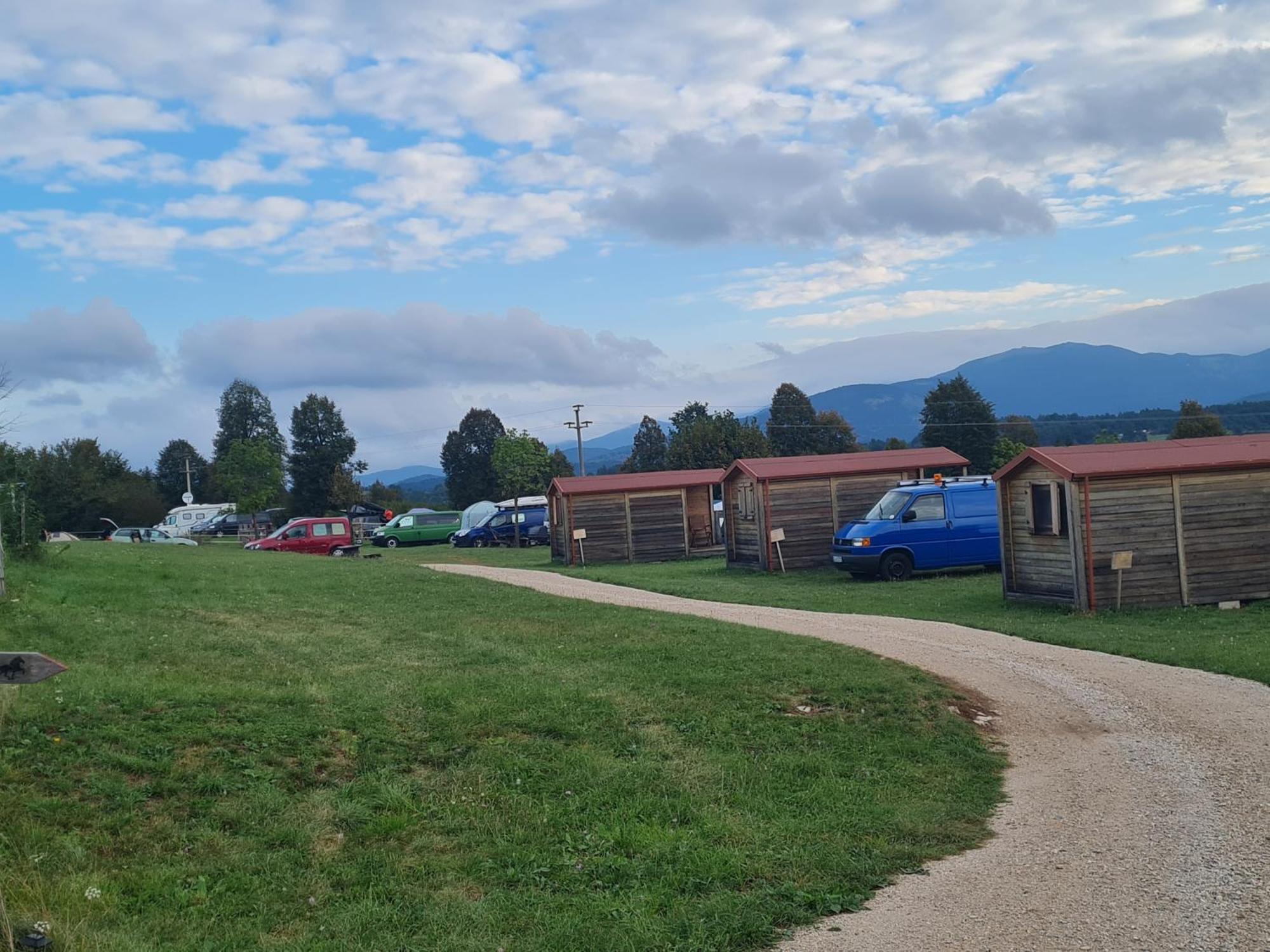 Camp The Sunrise Hill Hotell Pivka Eksteriør bilde