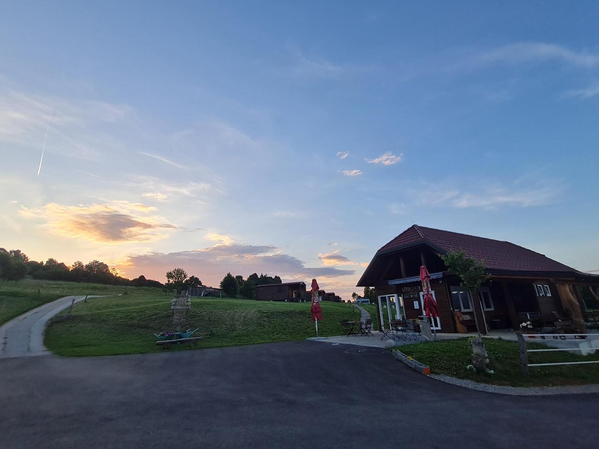 Camp The Sunrise Hill Hotell Pivka Eksteriør bilde