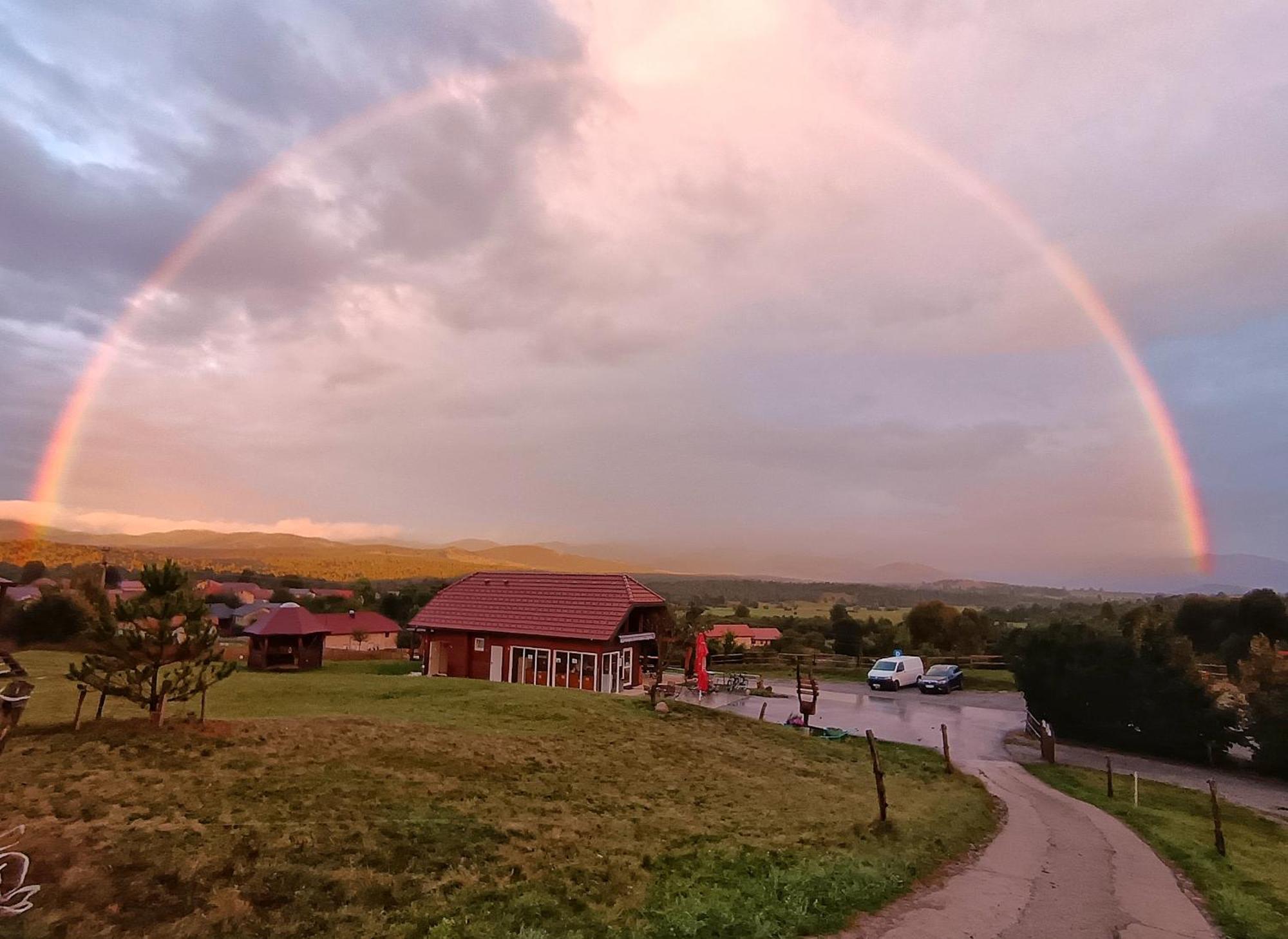 Camp The Sunrise Hill Hotell Pivka Eksteriør bilde